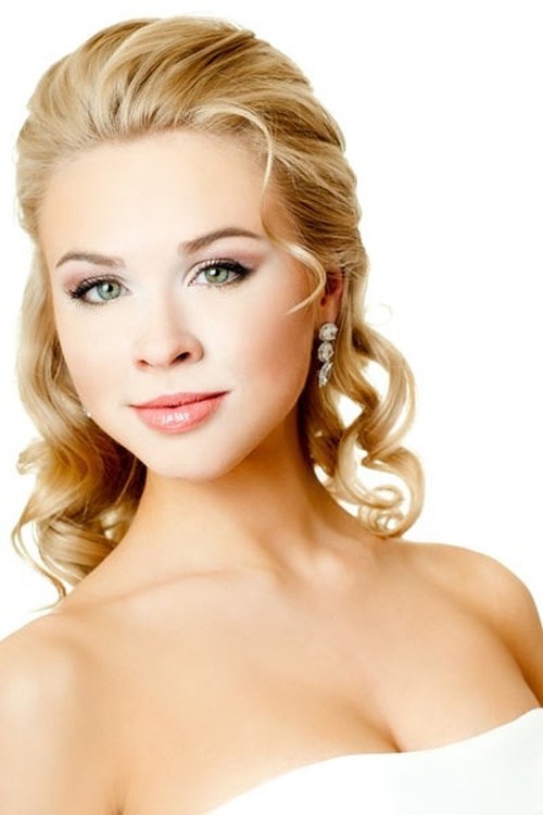 medium curly hairstyle for brides